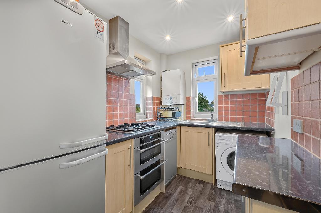 Apartment in London, Cottenham Park, Raynes Park - More