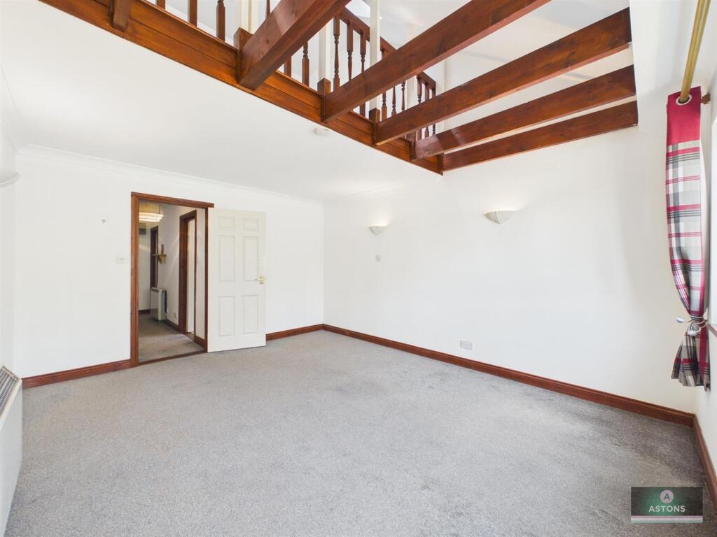 Apartment in Crawley, Southgate - View 3