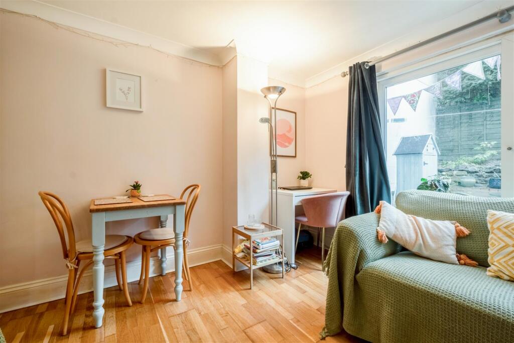 Apartment in Hove, Brunswick - More