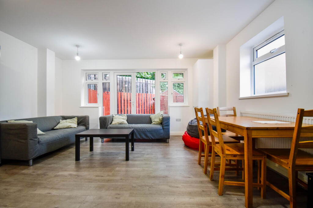 6 bedroom detached house for rent