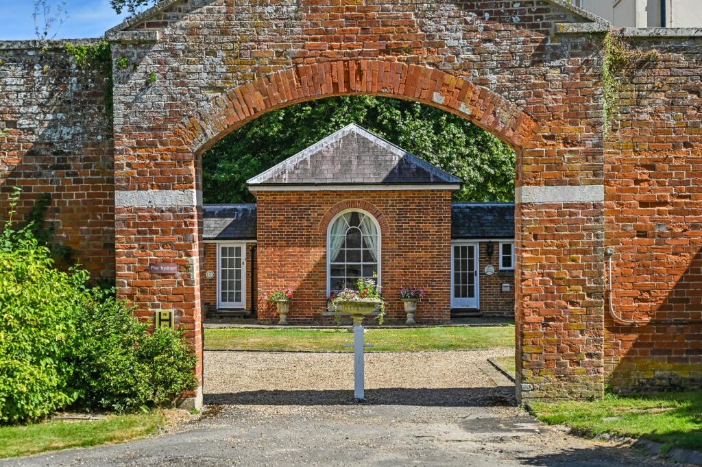 2-bed other on Lees Court, Sheldwich Lees, Faversham, Kent, ME13, £450,000