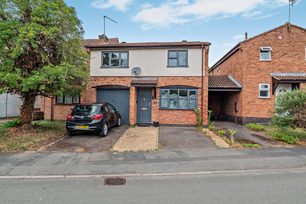 3-bed semi-detached on Joseph Way, Stratford-upon-avon, Warwickshire, £270,000