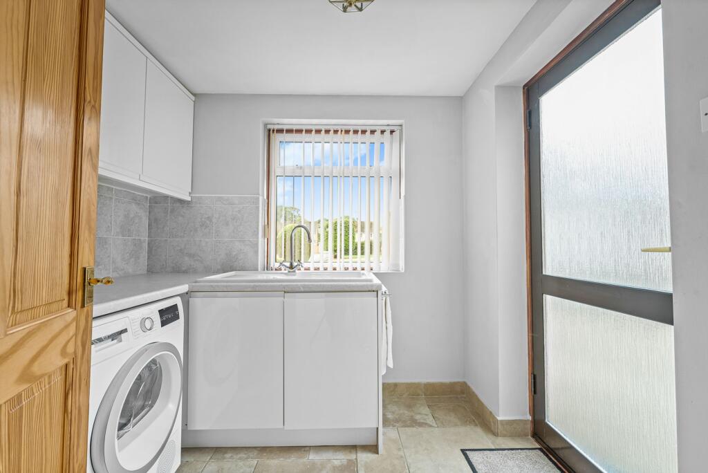 House in West Oxfordshire, Delly End, Hailey - More