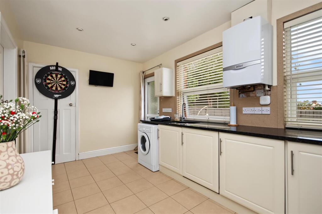 NN10, East Crescent, Rushden photo 4
