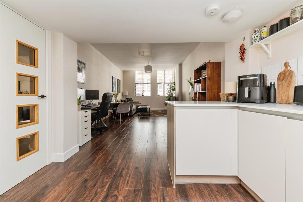 Apartment in Welwyn Hatfield, Hertfordshire - More