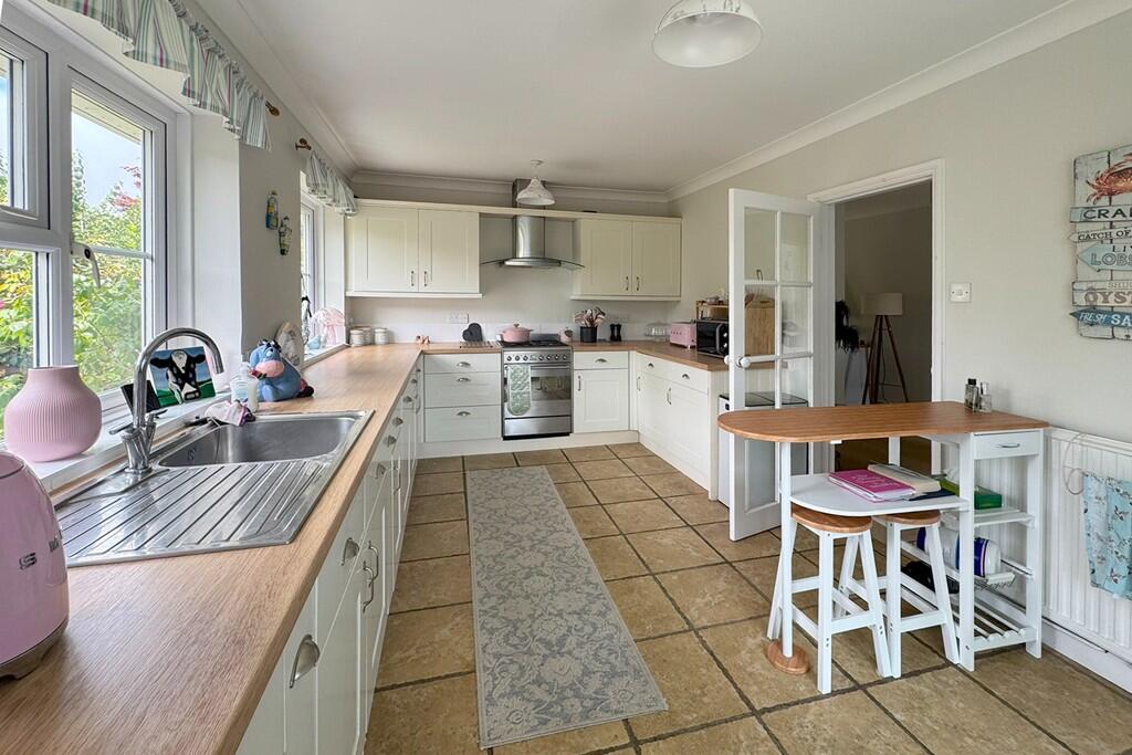 Belmore Road, Lymington, Hampshire photo 2