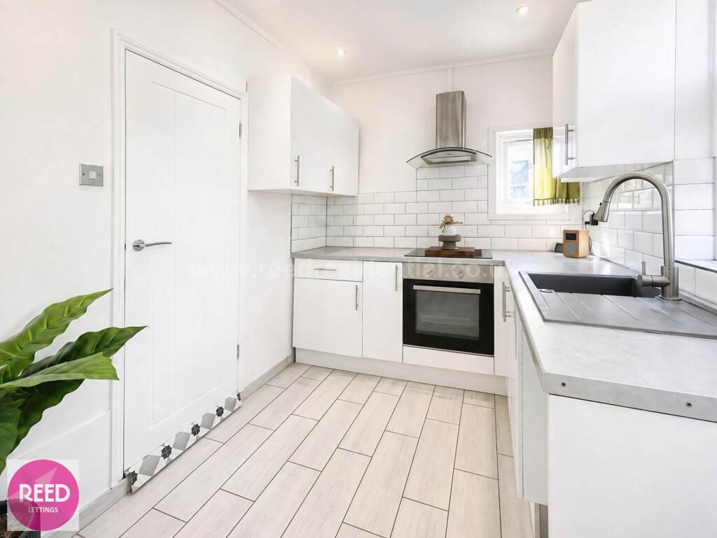 2-bed flat on Valkyrie Road, Westcliff On Sea, £255,000