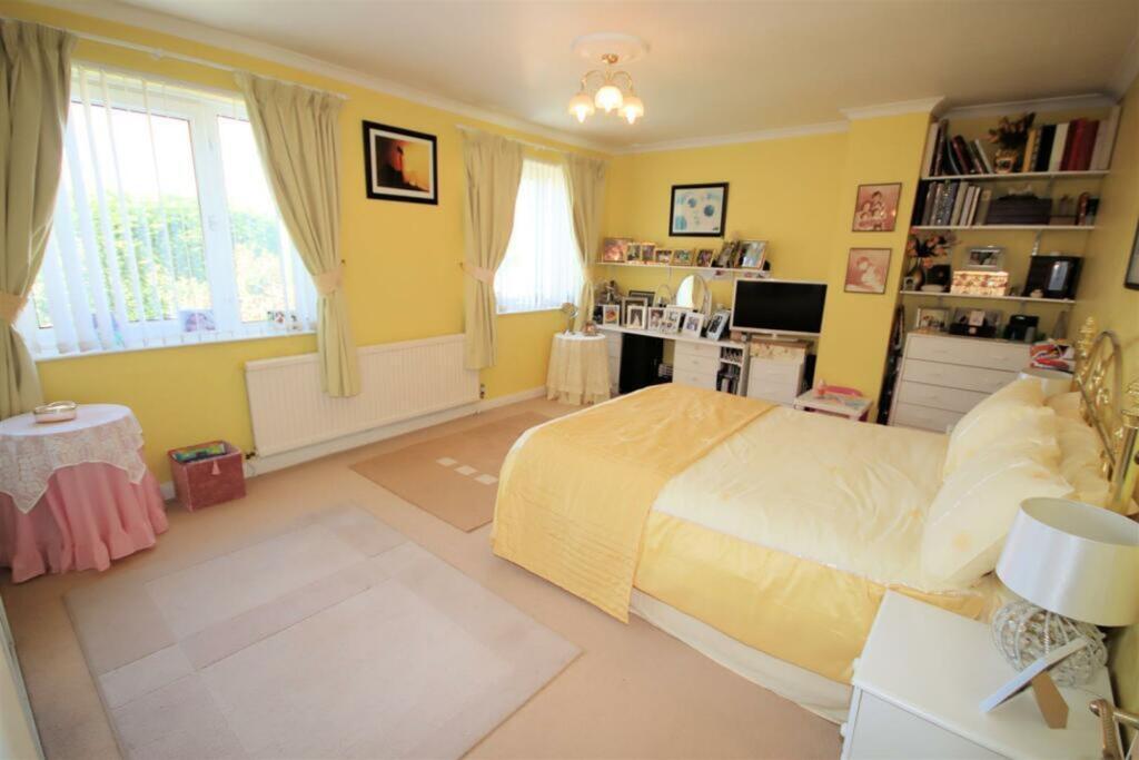 House in Luton, Biscot - More