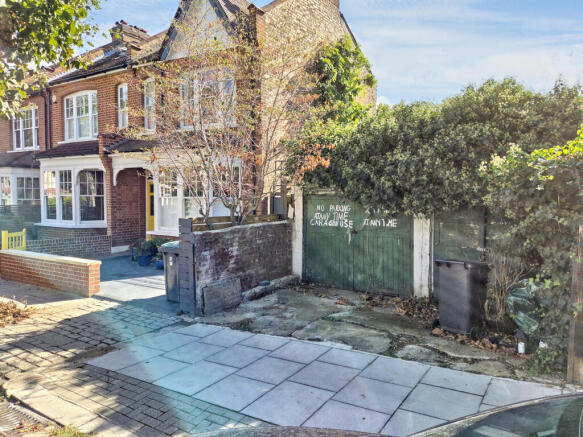 Garages rear of 35 Park Avenue, Crouch End, London N8 7RU