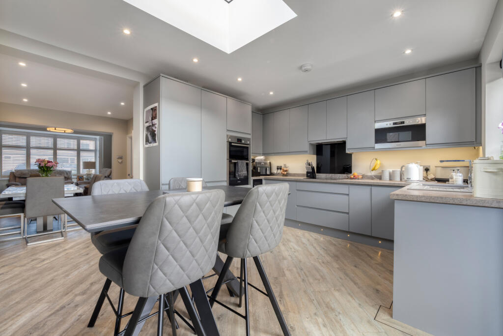 House in Sutton - View 5