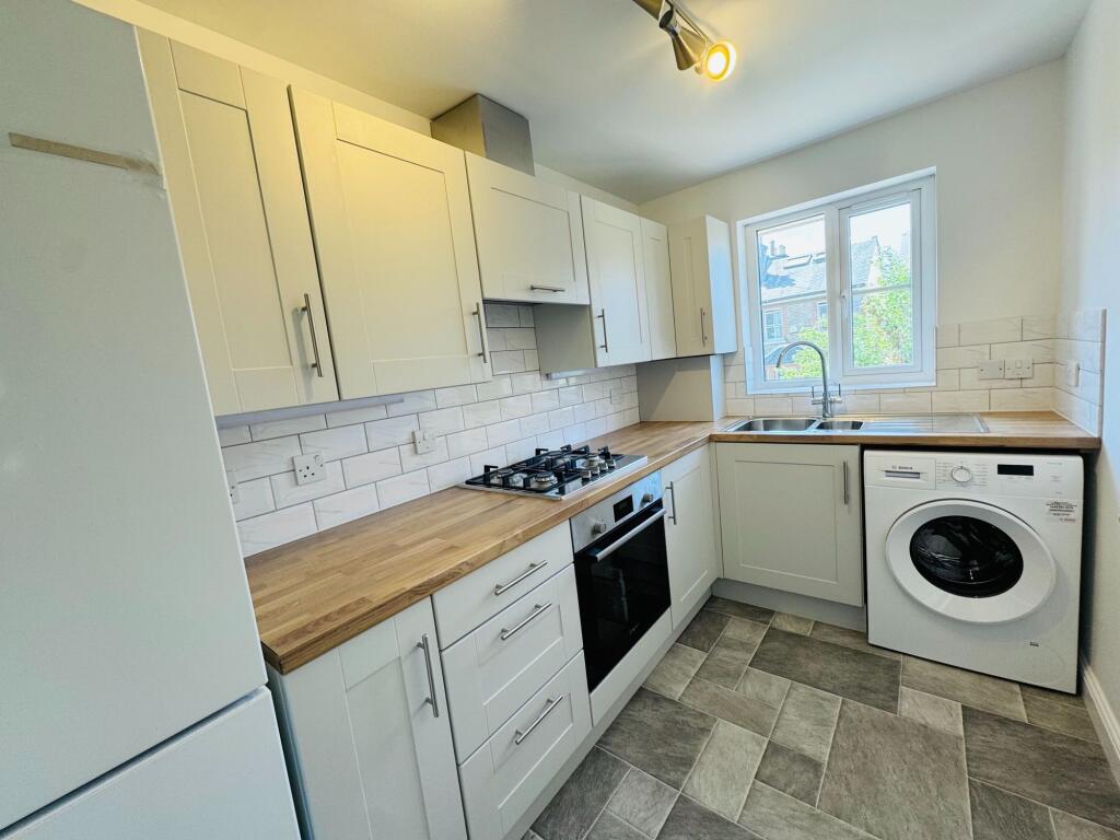 Waterside Close, Wentworth Court Waterside Close, KT6 photo 3