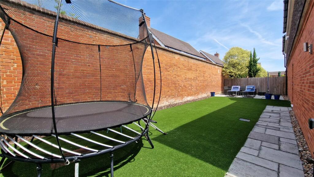 Hall Garden, Binfield, Bracknell, Berkshire, RG42 - View 6