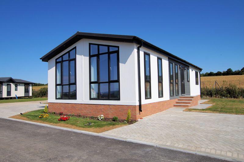2-bed caravan on Upper Cornaway Lane, Portchester, £300,000
