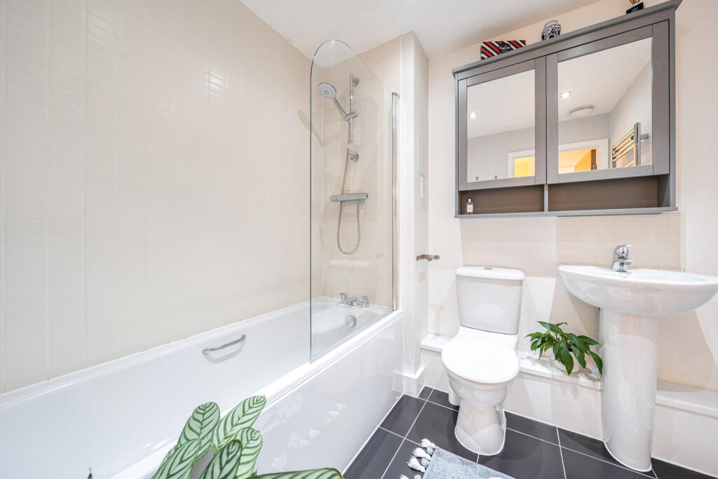 Apartment in London, Royal Borough of Greenwich - More