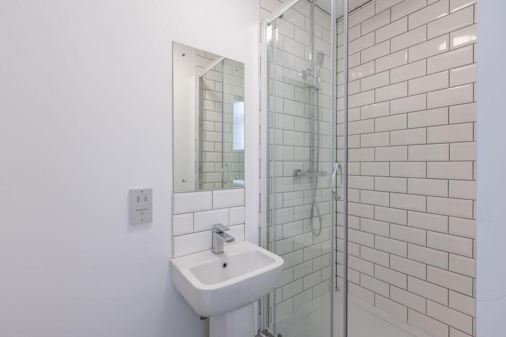Apartment in Stoke-on-Trent - View 5