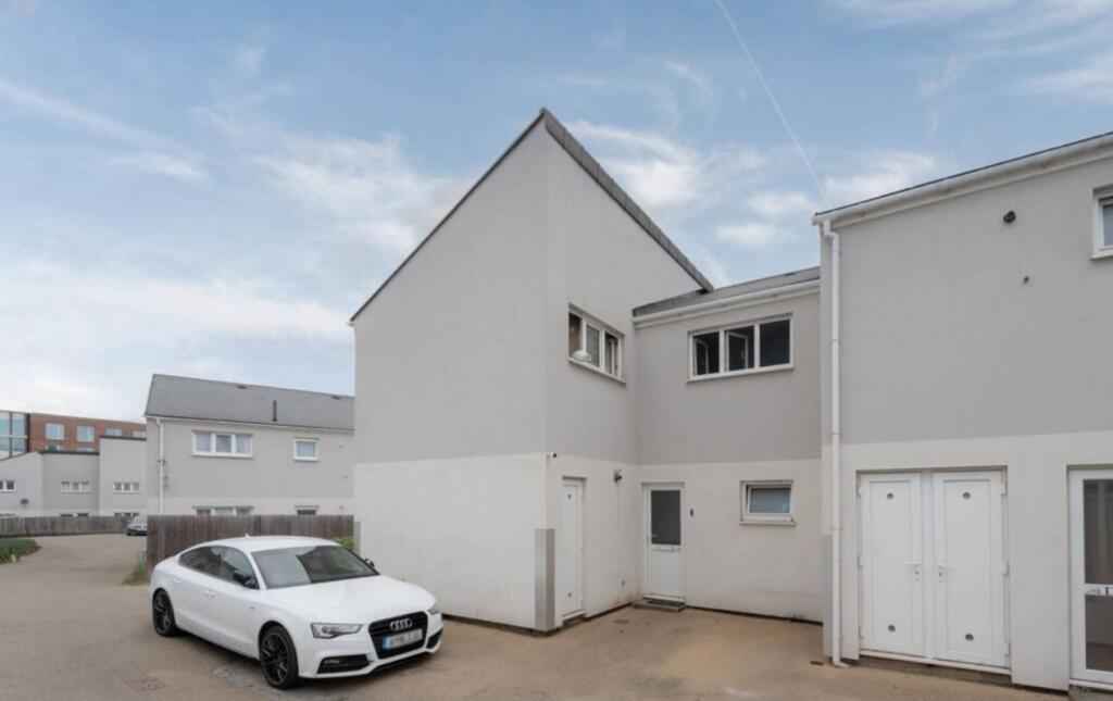 Main image of property: 27G The Heights, Greenwich, London, SE7