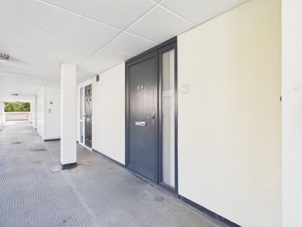 Apartment in Slough - More