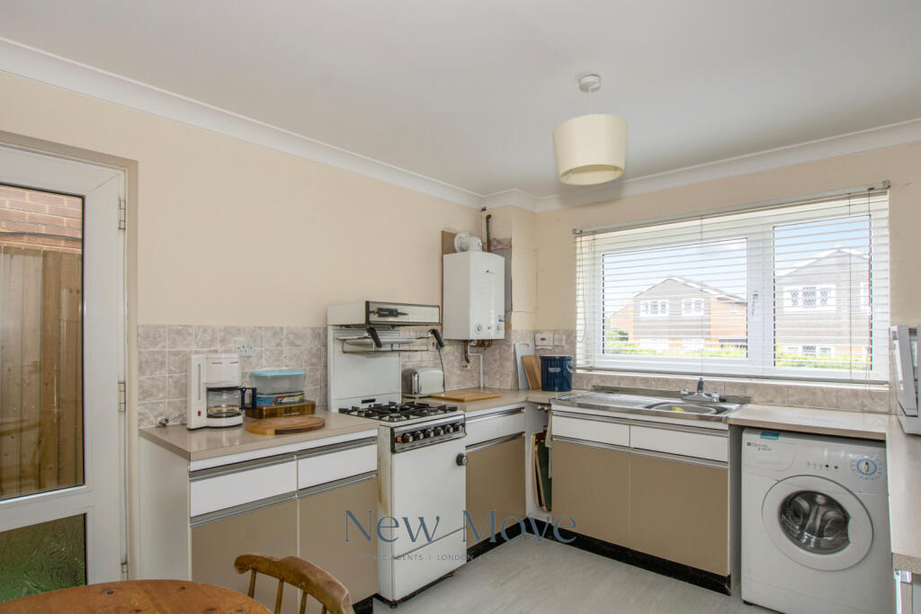 Lingfield Drive | Pound Hill | Crawley | RH10 | New Move Estate Agency photo 4
