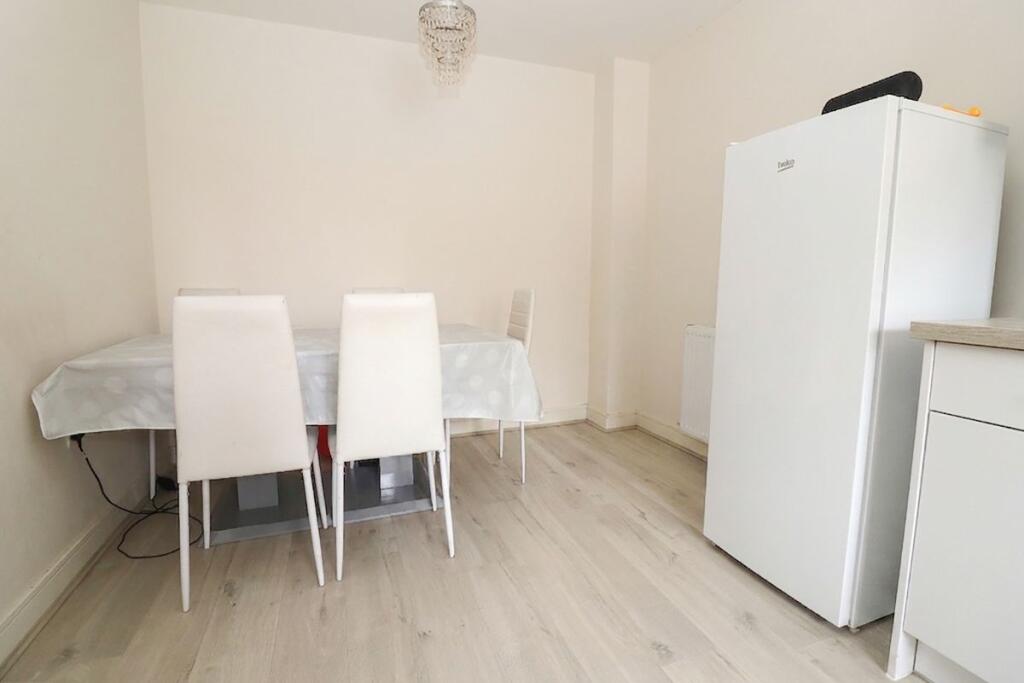 House in Biddenham, Bedford - View 4