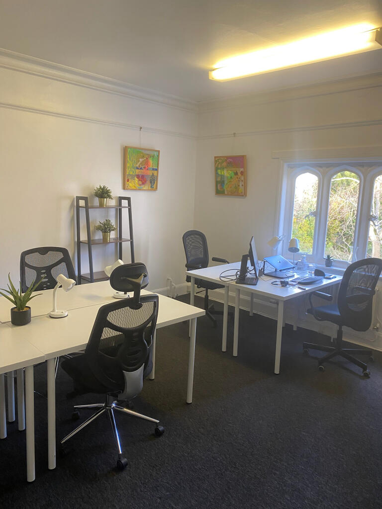 30+ hot desks