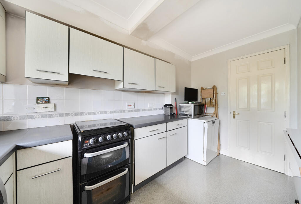Apartment in Reigate and Banstead, Reffles Bridge, Earlswood - More