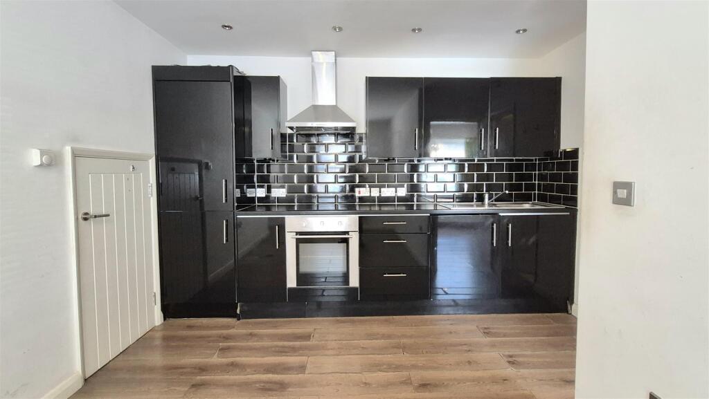 Apartment in Luton - View 3