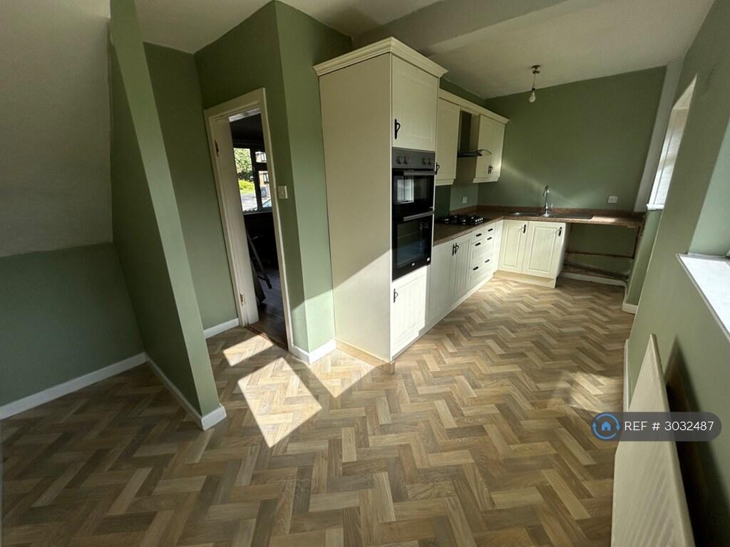 House in Oldham, Greater Manchester - View 3