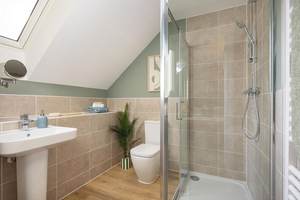 House in East Grinstead, Felbridge - More