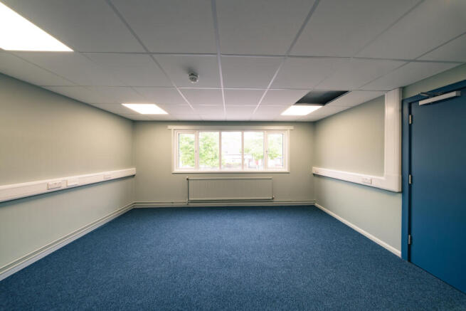4 to 6 Desk Office Space