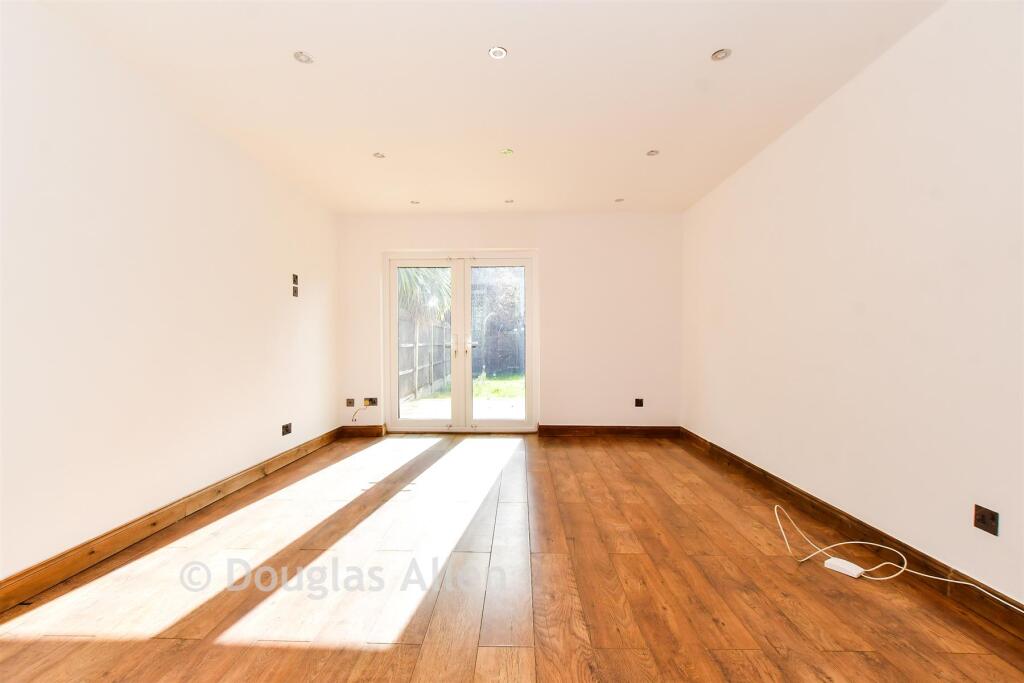 Latimer Drive, Steeple View, Basildon, Essex photo 4
