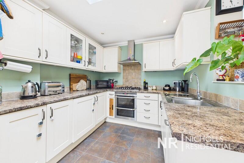 House in London, Royal Borough of Kingston upon Thames - View 4