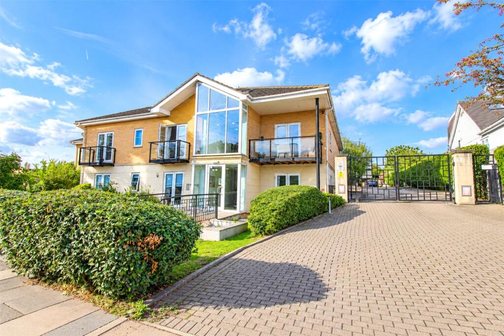 2-bed flat on Rayleigh Road, Leigh-on-Sea, Essex, SS9, £325,000