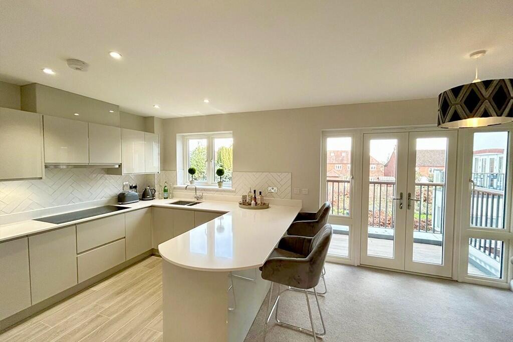 15 ROWAN GARDENS photo 3