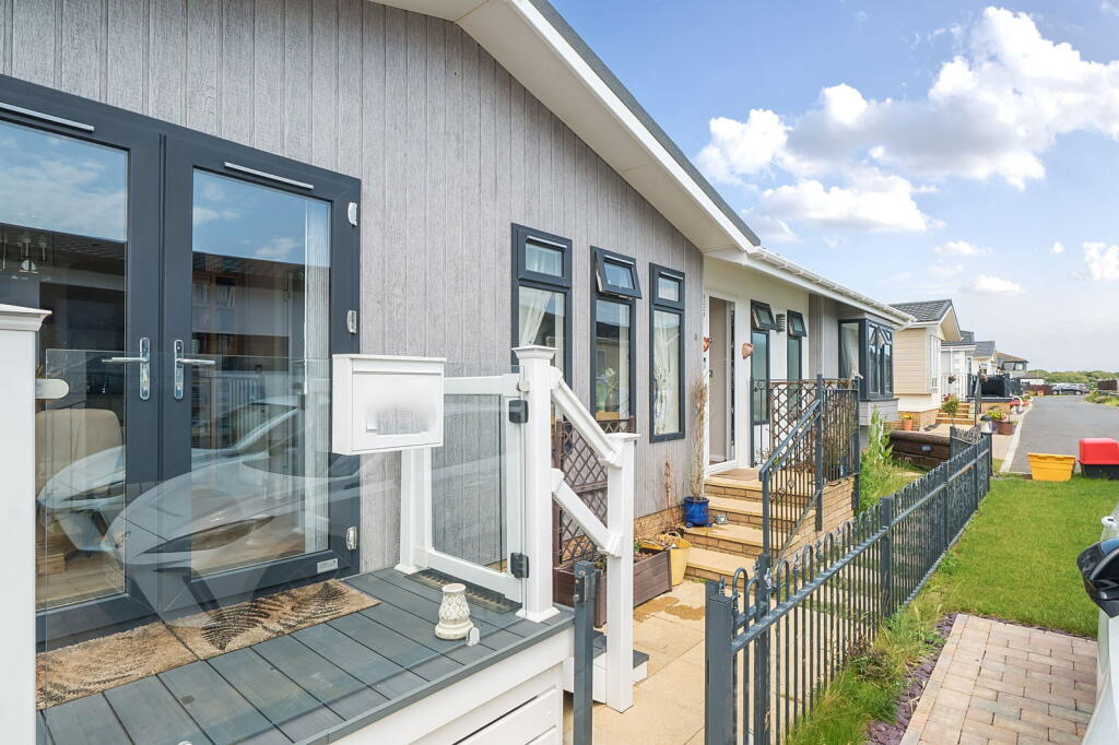 Solent Grange, Milford-on-Sea, Lymington, Hampshire, SO41 0UQ photo 4