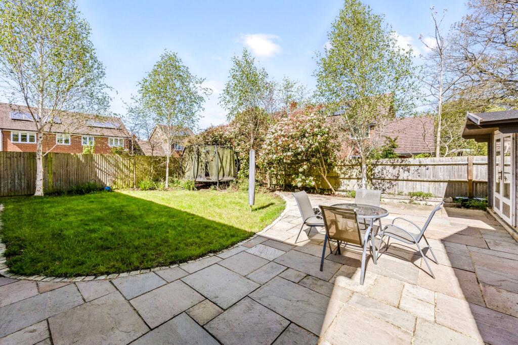 Field End, Billingshurst, RH14 photo 4
