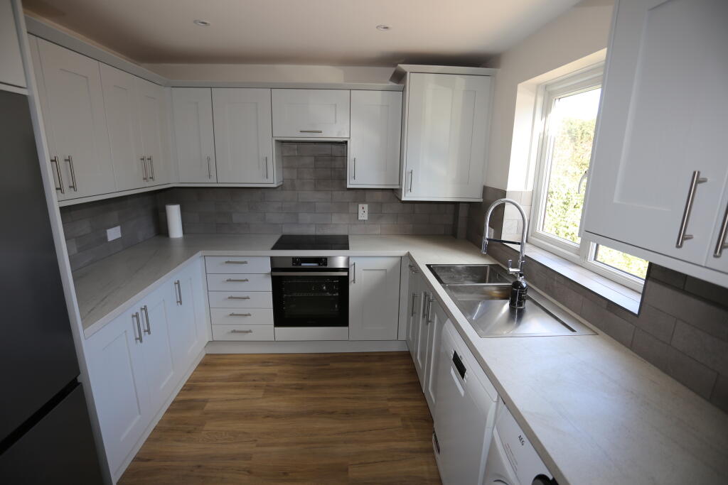 Walmer Road, Woodley, RG5 4PN photo 3