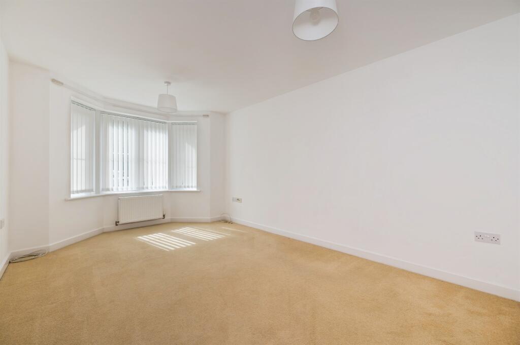 Apartment in Southampton, Bassett - More