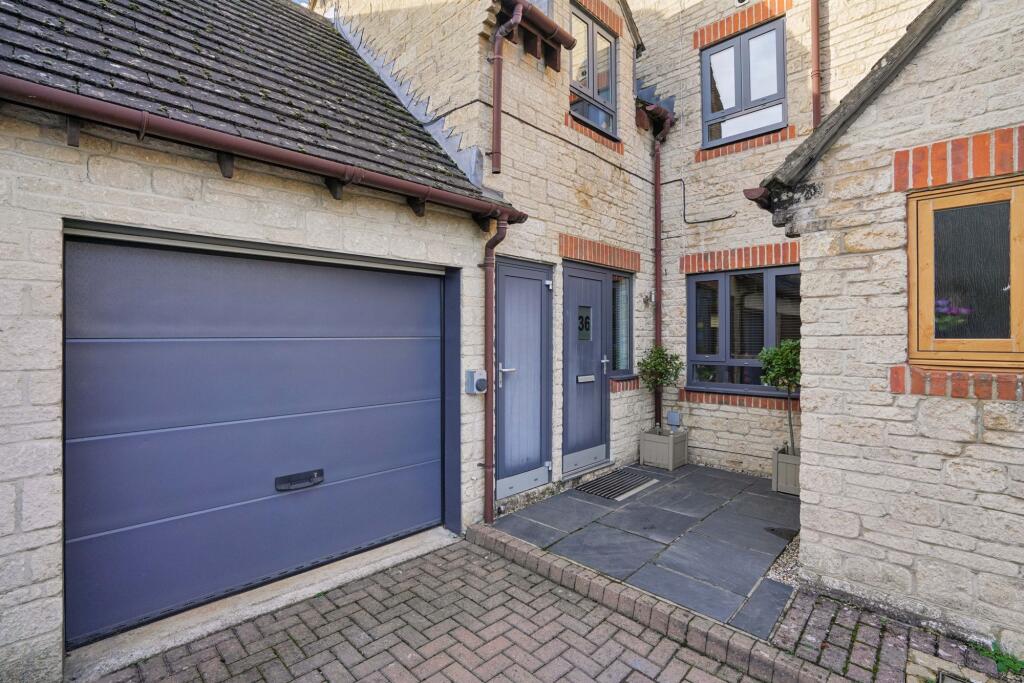 Main image of property: Langdale Gate, Witney, OX28