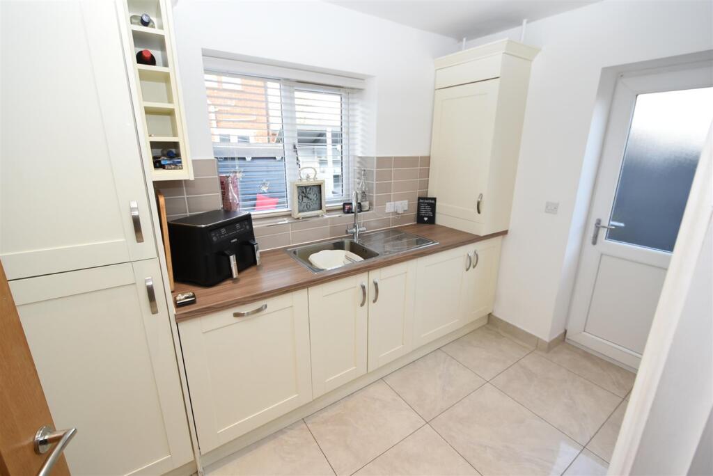 Hannett Road, Canvey Island photo 2