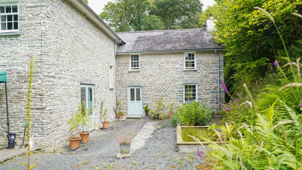 Main image of property: Llwynygroes, Tregaron, SY25