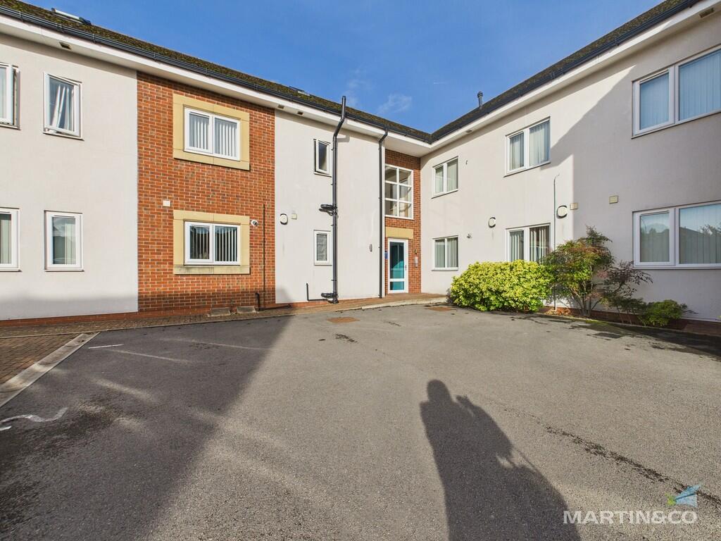 3-bed flat on Beresford Court, Beresford Avenue, £170,000