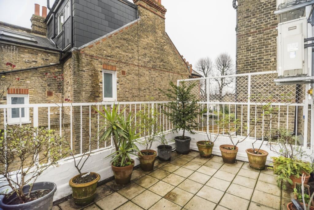 4 bedroom maisonette for rent