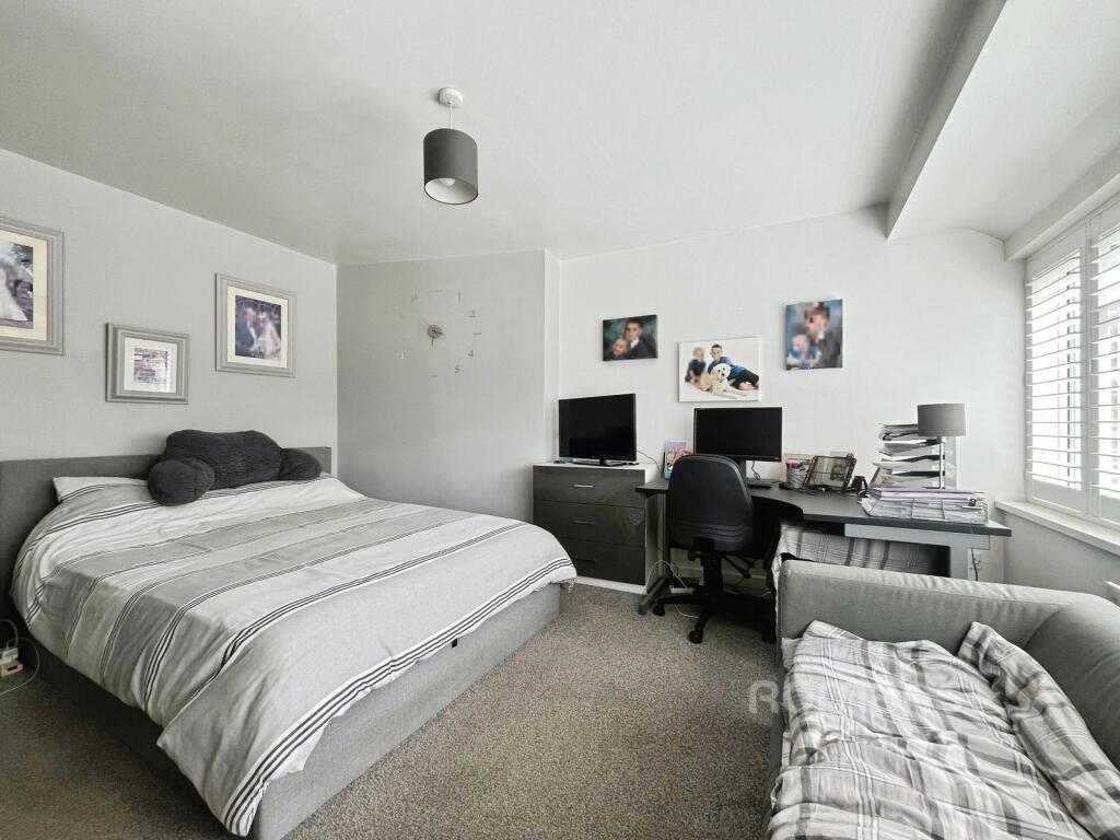 House in Waverley, Heath End, Farnham - More