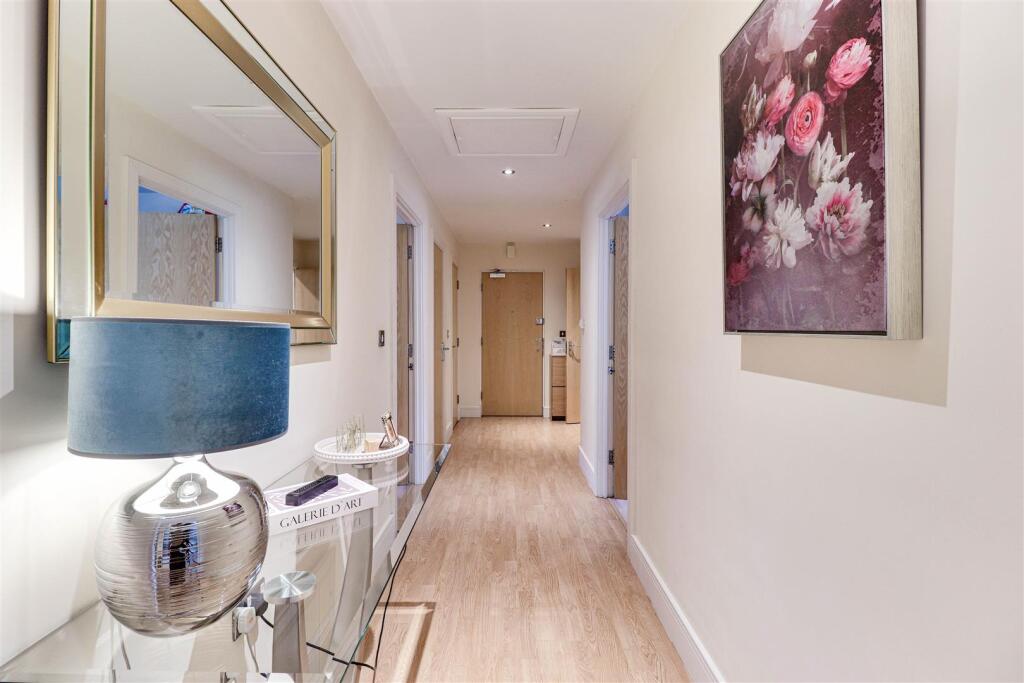 Apartment in Guildford, Surrey - View 5