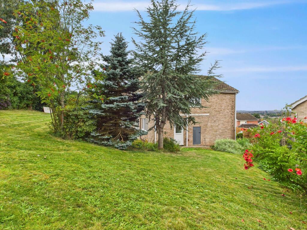 House in Gedling, Nottinghamshire - View 4