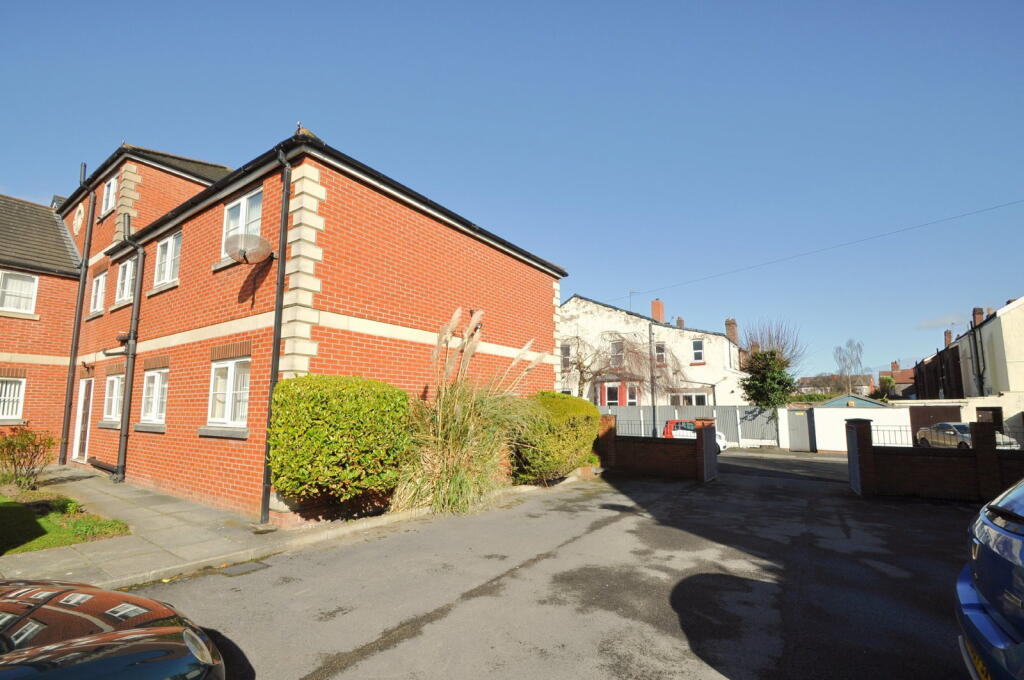 Apartment in Wirral, Liverpool City Region - View 4