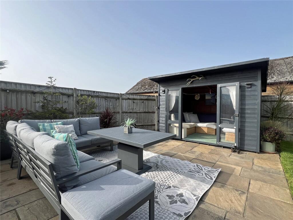Pitmore Lane, Pennington, Lymington, Hampshire, SO41 photo 3