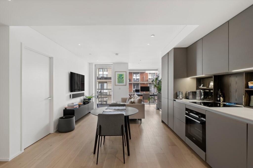 1-bed flat on York Place, London, SW11, £450,000