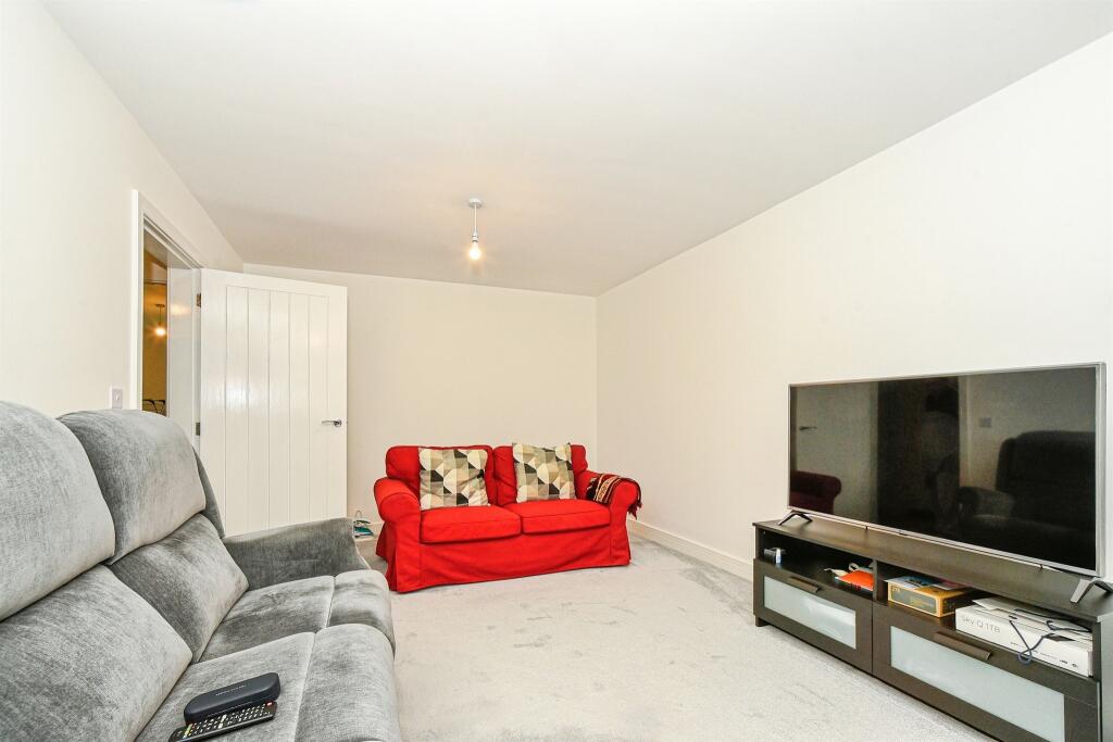 Magdalene Close, South Marston, Swindon photo 2