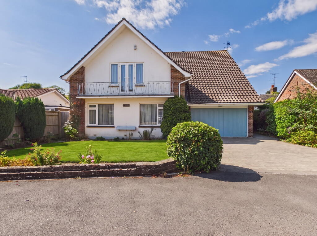 Holmcroft Gardens, Findon Village, Worthing BN14 0UD